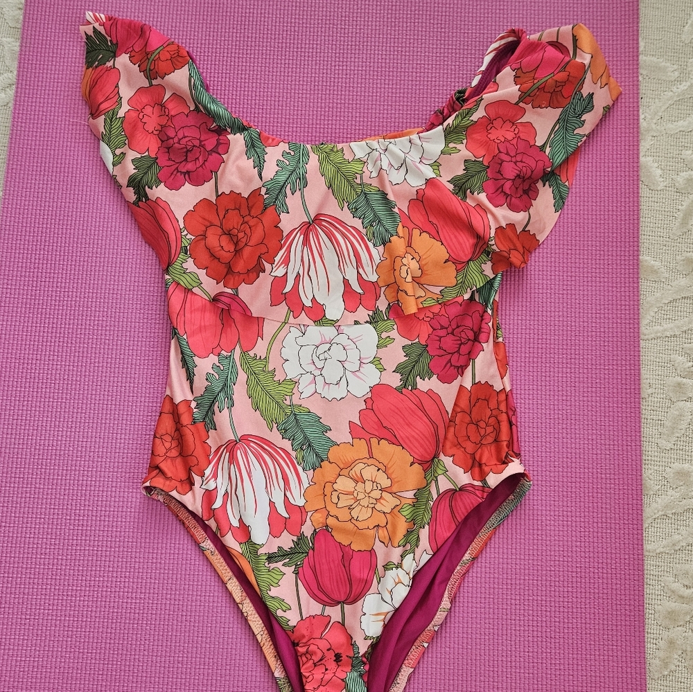 Trink Turk ruffle size 6, pink multi color. Excellent